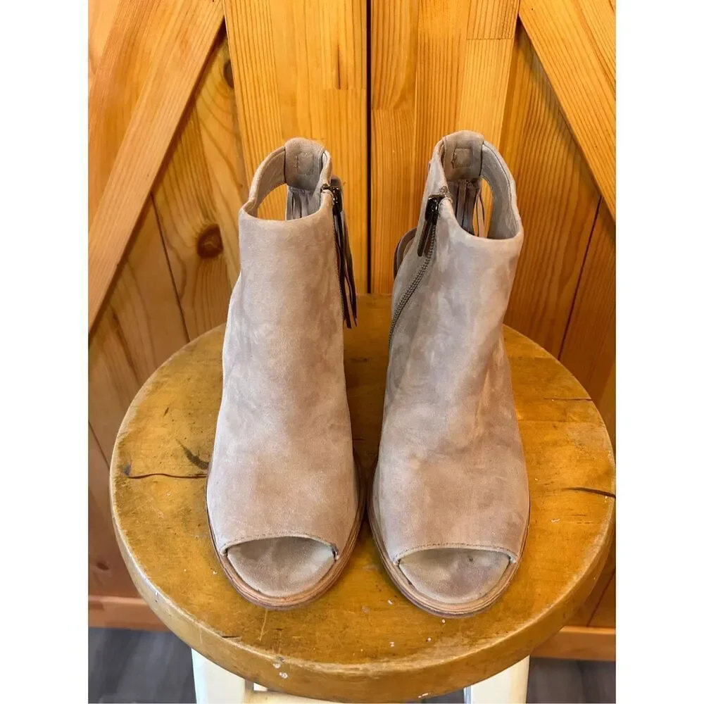 Vince Camuto Kyleena Beige Suede Tassle Block Heel Sandal Shoes Women's Size 6.5